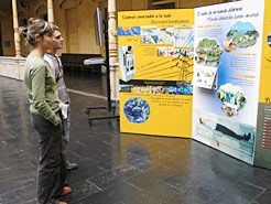 Dos jóvenes visitan la exposición.