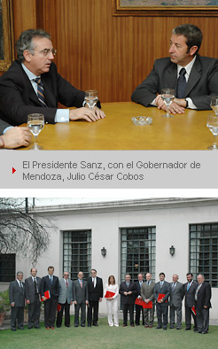 En la imagen superior, Sanz con el Gobernador de Mendoza. Abajo, el Presidente, con un grupo de empresarios y la Ministra de Economía