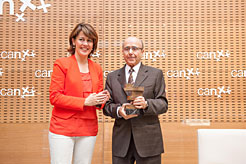 La Presidenta Barcina entrega el premio a Manuel Torres.