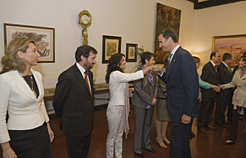 S.A.R. los Príncipes saludan a los consejeros del Gobierno de Navarra.