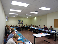 Los auxiliares de lenguas extranjeras durante la reunión informativa