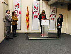 Ana Ollo, junto al alcalde de Egúes y la consellera de justicia de la Generalitat Ester Capella.