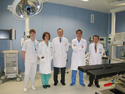 Personal médico en el quirófano de braquiterapia del Hospital de Navarra