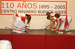Grupo de principiantes de la Escuela de Danzas del Centro Navarro, en el festival de folclore del sábado