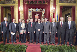 Foto de los miembros de la mesa negociadora del Amejoramiento con el Presidente Sanz