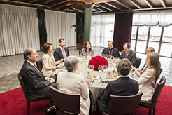 Almuerzo de los Príncipes de Asturias y de Viana, la Presidenta Yolanda Barcina y autoridades.