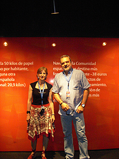El consejero de Medio Ambiente de Aragón y la directora del Pabellón durante la visita al recinto