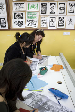 La pintora Teresa Sabaté trabaja con los alumnos del taller del Instituto Plaza de la Cruz