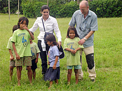 La consejera García Malo y el director general de Bienestar Social, Carlos Esparza, en la zona amazónica con un grupo de niñas y niños indígenas naporunas.  