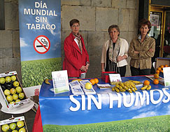 Mesa de intercambio de cigarrillos por frutas instalada en la plaza del Castillo