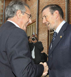 El Presidente Sanz saluda al Lehendakari Ibarretxe a su llegada a Leioa.