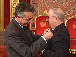 El acto Alfredo Landa recibe del Presidente Sanz la Insignia de Oro de Navarra en noviembre de 2002