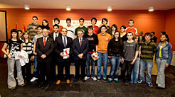 El Presidente Sanz, junto con los universitarios.