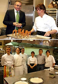 En la imagen superior, el Presidente Sanz con una cocinera del restaurante Don Pablo. Abajo, el equipo de cocineros del restaurante.