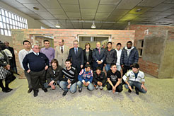 Las autoridades junto con los alumnos de la Escuela Taller de Construcción