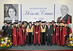La Presidenta Barcina, con autoridades de la Universidad.