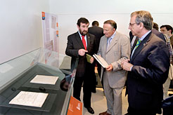 De izquierda a derecha, el consejero Corpas, y los presidentes Jean Castaings y Miguel Sanz, en la exposición "Los señores de Javier". 
