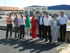 La consejera Alba (centro), flanqueada por la alcaldesa de Tafalla y el director general de Obras Públicas