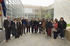 El consejero Roig en el centro con los empresarios de servicios lingüísticos de Navarra.