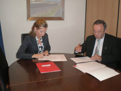 Firma del convenio para la reforma de la travesía de Ayegui.