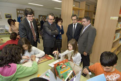 El presidente Sanz, el consejero Pérez-Nievas y otros cargos del Departamento de Educación contemplan los trabajos de los niños bibliotecarios en el CP Mendillorri. 