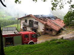 Un incendio destruye el tejado de un caserio en Maya.