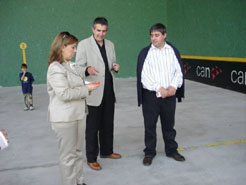 Visita de la consejera Salanueva a Paternáin con Carlos Adín y el presidente del concejo, Joxemiel Bidador