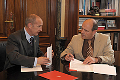 El consejero Esparza y el alcalde de Cintru&#233;nigo durante la firma del convenio