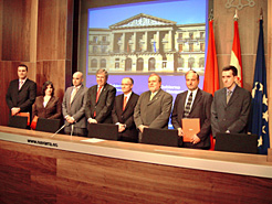 El consejero Roig con representantes de las empresas firmantes y el director del Servicio Navarro de Empleo