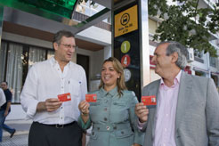 La consejera Salanueva y el presidente de la MCP, Javier Torrens, utilizando su tarjeta ciudadana en la linea 4.