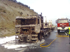 Incendio de la cabina de un camión en la AP-15