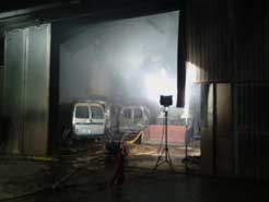 Un incendio en un almacén agrícola calcina esta madrugada tres furgonetas en Añorbe