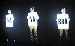 tres protagonistas del audiovisual componen con carteles la palabra navarra