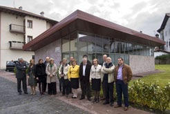 La consejera de Salud y autoridades locales de Baztán ante el nuevo consultorio médico de Erratzu